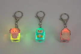 つぶらな瞳の仲間達　うるぴかカチカチ キーボードキーホルダー
